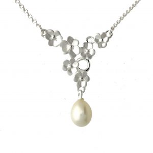 Pearl and Flowers Necklace