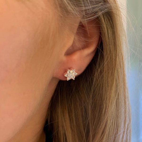 Sparkling Flower stud earrings - Image 2